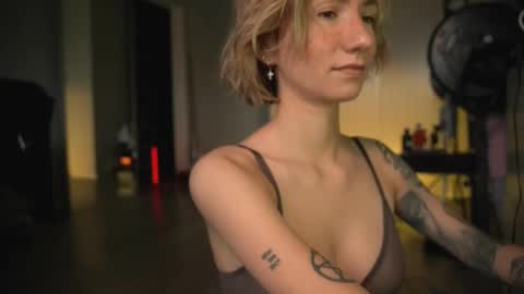 Snapshot of arianna_richi chatting on 03/12/25, 05:35 Olivka online show from 03/12/25, 05:35