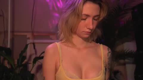 Snapshot of arianna_richi chatting on 10/24/25, 06:10 Olivka online show from 10/24/25, 06:10