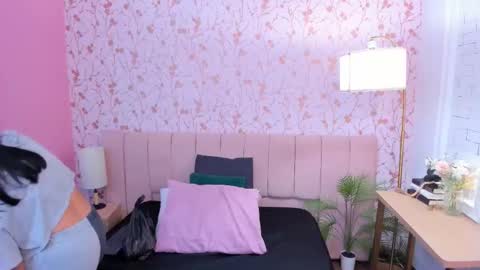 Snapshot of ariannaliss chatting on 12/17/25, 12:00 Arianna online show from 12/17/25, 12:00