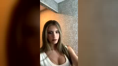 Snapshot of ariavey chatting on 07/22/26, 12:24 Aria online show from 07/22/26, 12:24