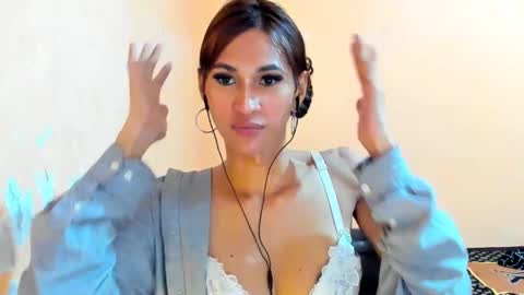 Snapshot of ariba_aribats chatting on 12/21/24, 07:13 VAL online show from 12/21/24, 07:13