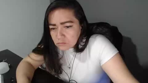 Snapshot of arielle_ninon chatting on 12/03/24, 12:24 Arielle online show from 12/03/24, 12:24