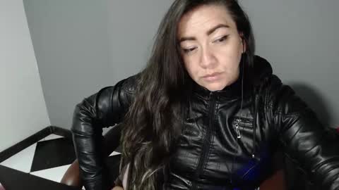 Snapshot of arielle_ninon chatting on 12/22/24, 06:17 Arielle online show from 12/22/24, 06:17