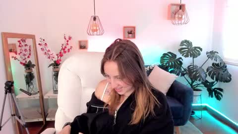 Snapshot of arii_1010_ chatting on 12/17/24, 07:48 Ari online show from 12/17/24, 07:48