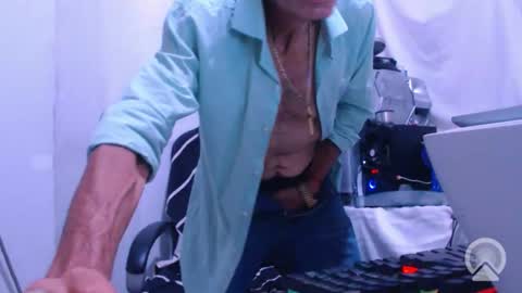 Snapshot of armaduradeacero chatting on 10/21/25, 05:52 armaduradeacero online show from 10/21/25, 05:52