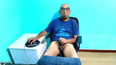 Snapshot of arnelux72 chatting on 06/05/26, 06:42 arnelux72 online show from 06/05/26, 06:42