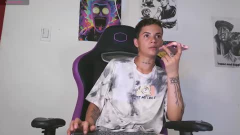 Snapshot of aron739_ chatting on 12/16/24, 05:00 Aron online show from 12/16/24, 05:00