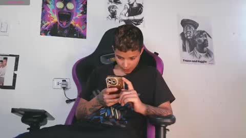 Snapshot of aron739_ chatting on 12/19/24, 06:56 Aron online show from 12/19/24, 06:56