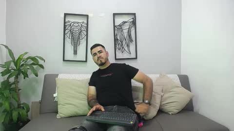 Snapshot of aronhilton chatting on 01/13/26, 07:41 aronhilton online show from 01/13/26, 07:41