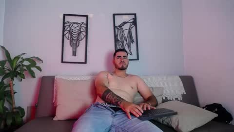 Snapshot of aronhilton chatting on 01/15/26, 06:11 aronhilton online show from 01/15/26, 06:11