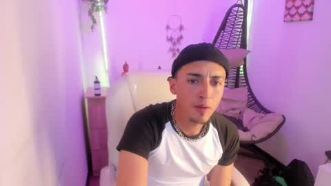 Snapshot of aroon_smith_ chatting on 12/22/25, 12:46 Aron online show from 12/22/25, 12:46