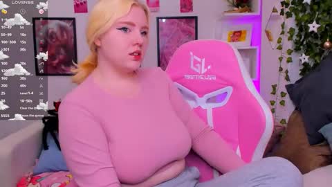 art_lovee_ online show from 12/22/25, 01:35