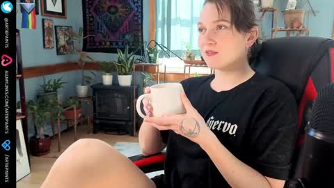 Snapshot of artiepaints chatting on 12/13/24, 05:00 Artie Paints online show from 12/13/24, 05:00