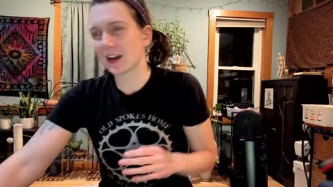 Snapshot of artiepaints chatting on 12/21/24, 02:30 Artie Paints online show from 12/21/24, 02:30