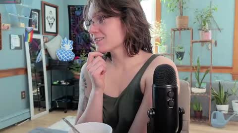 Snapshot of artiepaints chatting on 02/14/25, 03:05 Artie Paints online show from 02/14/25, 03:05