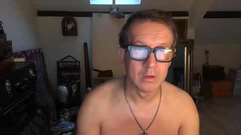 Snapshot of artisterotic chatting on 12/21/25, 10:22 artisterotic online show from 12/21/25, 10:22