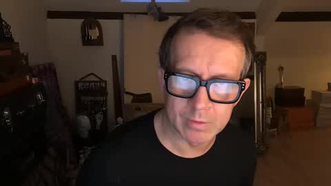 Snapshot of artisterotic chatting on 12/22/25, 08:55 artisterotic online show from 12/22/25, 08:55