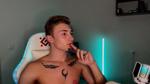 Snapshot of arturr_scott chatting on 11/12/25, 11:10 arturr_scott online show from 11/12/25, 11:10