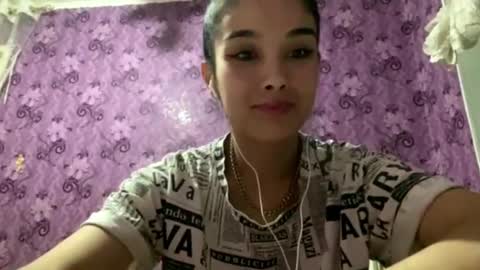 Snapshot of arvillahamner chatting on 12/22/25, 07:00 Amina online show from 12/22/25, 07:00