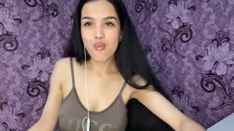 Snapshot of arvillahamner chatting on 02/26/26, 06:40 Amina online show from 02/26/26, 06:40