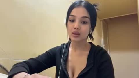 Snapshot of arvillahamner chatting on 03/01/26, 06:10 Amina online show from 03/01/26, 06:10