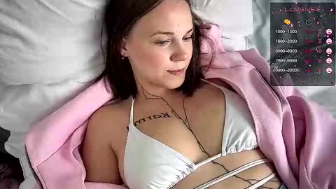 Snapshot of arya_stark7 chatting on 11/07/25, 05:18 Arya brunett and Cassie blond online show from 11/07/25, 05:18