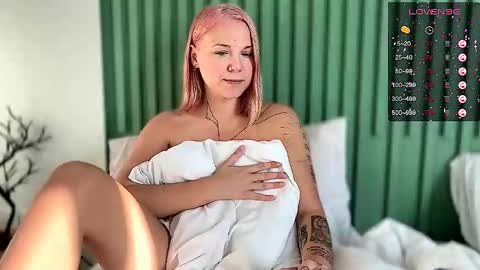 Snapshot of arya_stark7 chatting on 12/14/25, 01:11 Arya brunett and Cassie blond online show from 12/14/25, 01:11