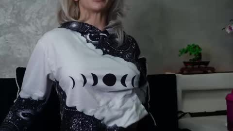 Snapshot of ashadevon_fit chatting on 02/16/25, 04:21 Asha online show from 02/16/25, 04:21