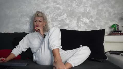 Snapshot of ashadevon_fit chatting on 11/15/25, 10:01 Asha online show from 11/15/25, 10:01