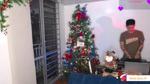 Snapshot of ashely_ryan24 chatting on 12/17/25, 11:44 Ashley And Ryan online show from 12/17/25, 11:44