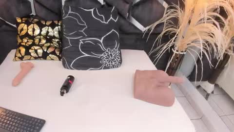 Snapshot of ashley_7777 chatting on 02/14/25, 05:36 ashley_7777 online show from 02/14/25, 05:36