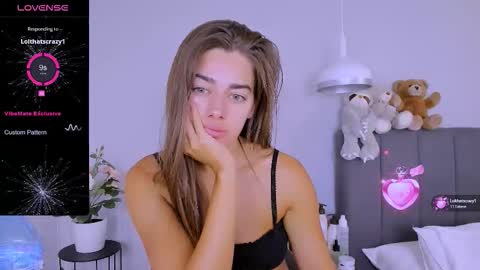 Snapshot of ashley__jess chatting on 09/16/25, 02:51 Ashley online show from 09/16/25, 02:51