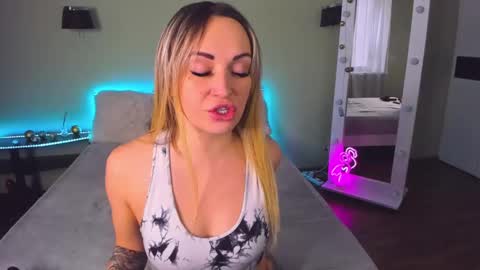 Snapshot of ashley_crashly chatting on 02/08/25, 09:13 Alina online show from 02/08/25, 09:13