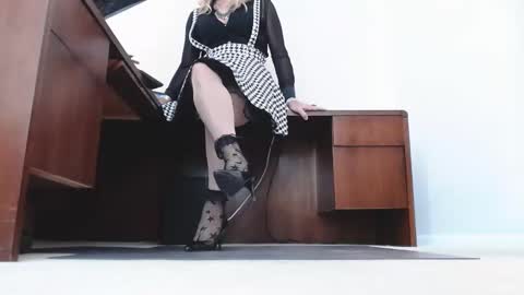 Snapshot of ashleyaki2000 chatting on 11/17/25, 06:46 Ashley Ann online show from 11/17/25, 06:46