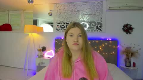 Snapshot of ashleyjonse chatting on 12/17/25, 06:19 AshleyJonse online show from 12/17/25, 06:19