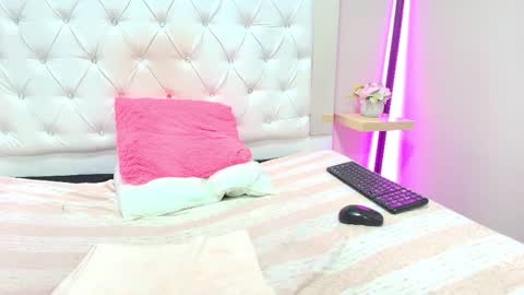 ashleyrobert_ online show from 12/19/25, 04:36