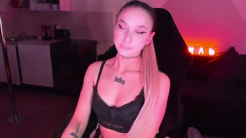 Mila online show from 05/19/26, 04:52