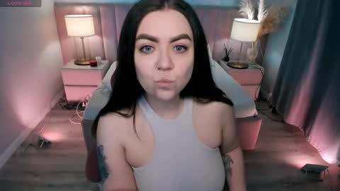 Snapshot of ashton_heidi chatting on 05/10/26, 11:43 Your girlfriend online show from 05/10/26, 11:43