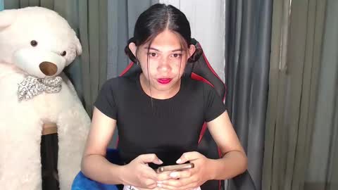 Snapshot of asian_boy_ralph143 chatting on 12/17/24, 02:23 ELLE dont forget to follow and thumbs up online show from 12/17/24, 02:23