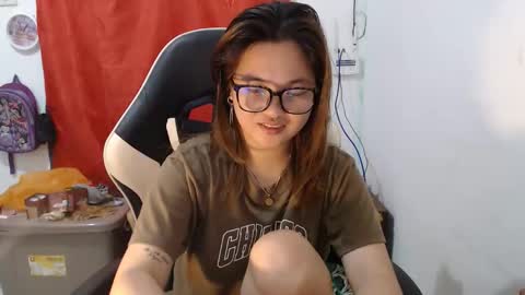 Snapshot of asian_honey69 chatting on 12/19/25, 02:29 bb girl online show from 12/19/25, 02:29