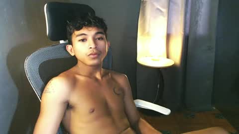 Snapshot of asian_hunk_moreno chatting on 06/29/26, 05:46 Yuri online show from 06/29/26, 05:46