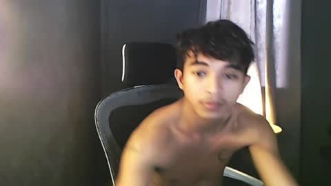 Snapshot of asian_hunk_moreno chatting on 07/17/26, 07:15 Yuri online show from 07/17/26, 07:15