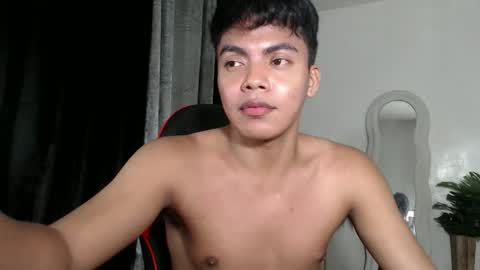 Snapshot of asianboyhunt chatting on 10/29/25, 12:57 Fev online show from 10/29/25, 12:57