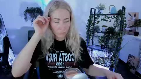 Snapshot of astramonroe chatting on 06/16/26, 10:18 astramonroe online show from 06/16/26, 10:18