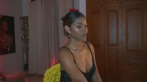 Snapshot of astrea_1 chatting on 11/11/25, 02:33 Astrea online show from 11/11/25, 02:33