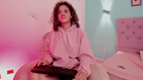 Snapshot of atenajb chatting on 01/09/25, 09:16 ATENA online show from 01/09/25, 09:16