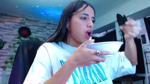 Snapshot of ateneasairce chatting on 01/19/25, 02:06 Atenea online show from 01/19/25, 02:06