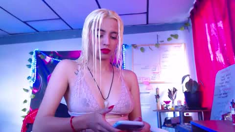 Atenea online show from 12/16/25, 02:33