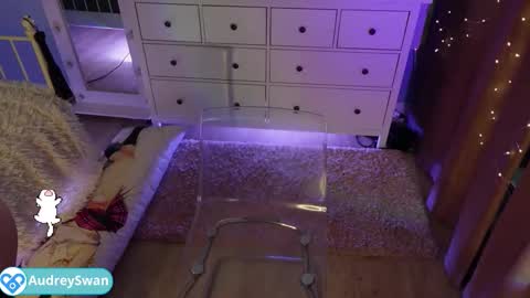 Snapshot of audrey_swann chatting on 11/27/25, 10:17 Mary online show from 11/27/25, 10:17