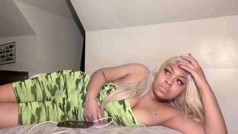 Snapshot of aunyxxx chatting on 02/11/25, 01:41 aunyxxx online show from 02/11/25, 01:41